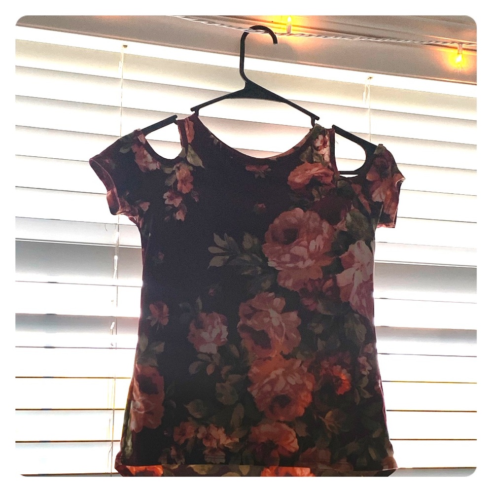 an off the shoulder blouse🌸